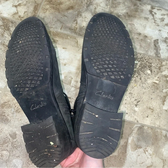 Women Clark’s Orinoco Bend Ankle Boot Black Leather zip up  small heel size 8.5 - Picture 13 of 13